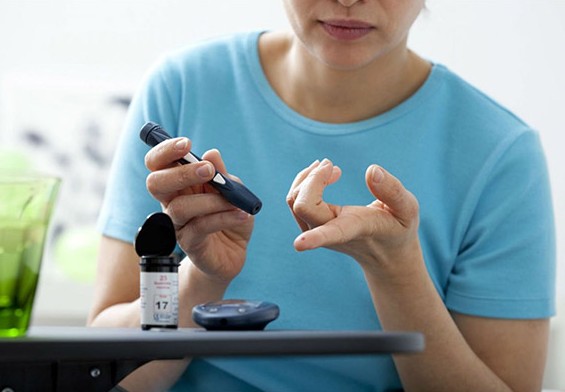 Persona caminando al atardecer en un parque tranquilo