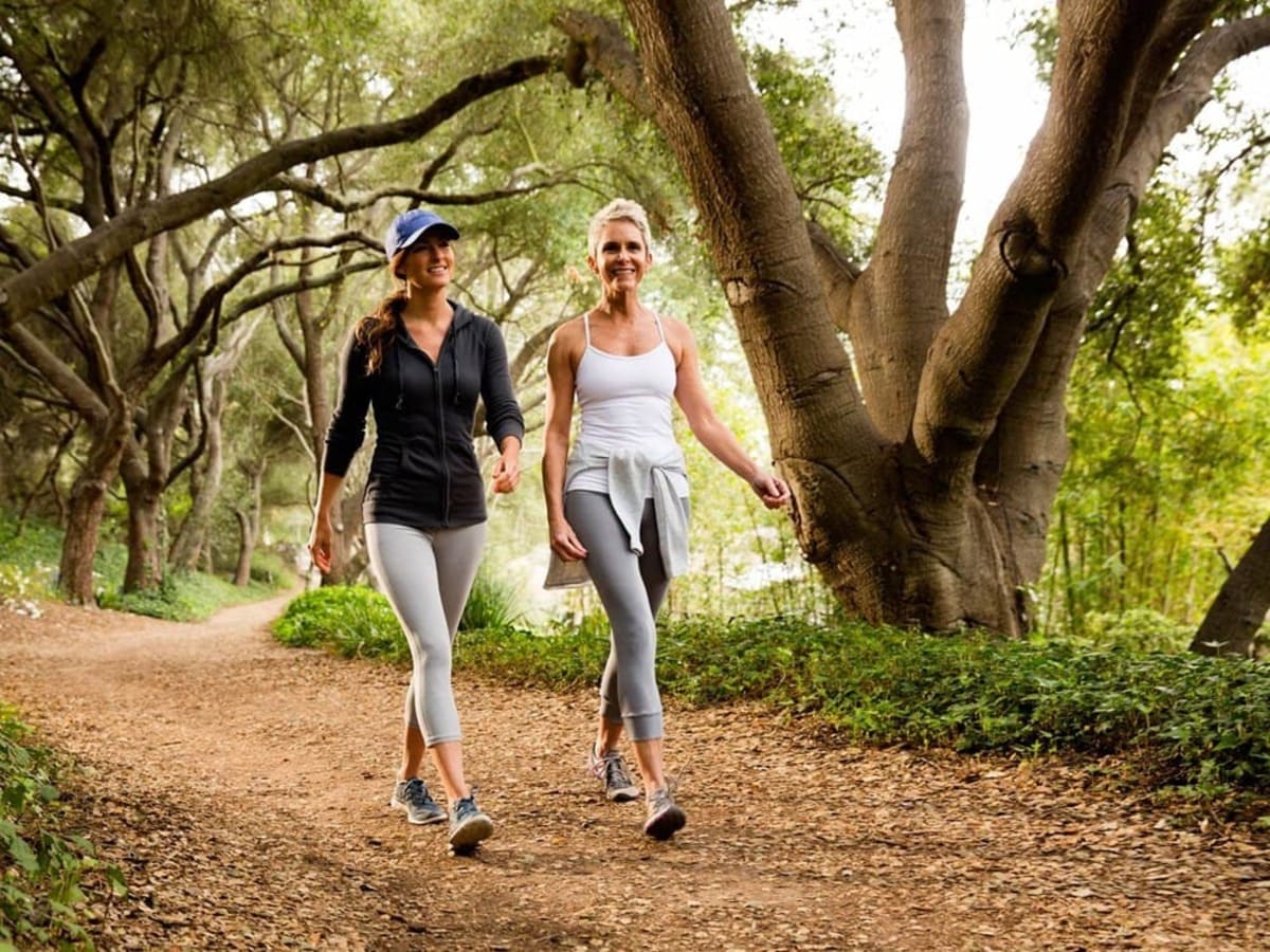 Persona revisando sus zapatillas antes de salir a caminar